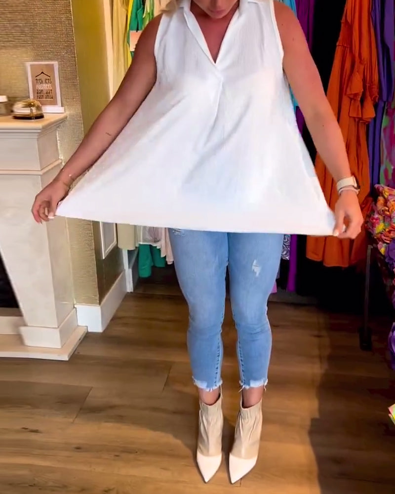 Laluna® | Sleeveless top with ruffles and lapels