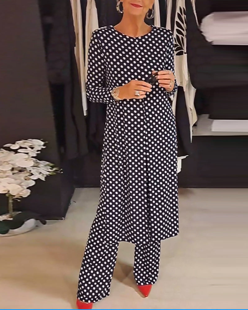 Elegant suit with slit and polka dot pattern