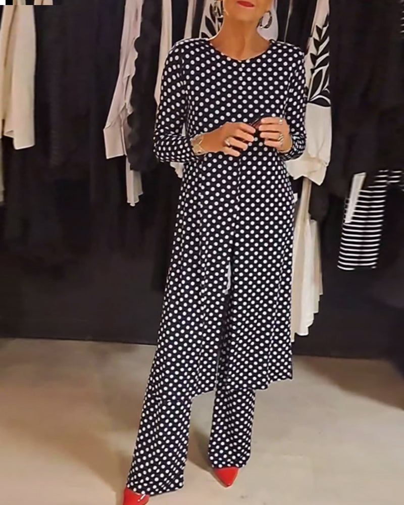 Elegant suit with slit and polka dot pattern