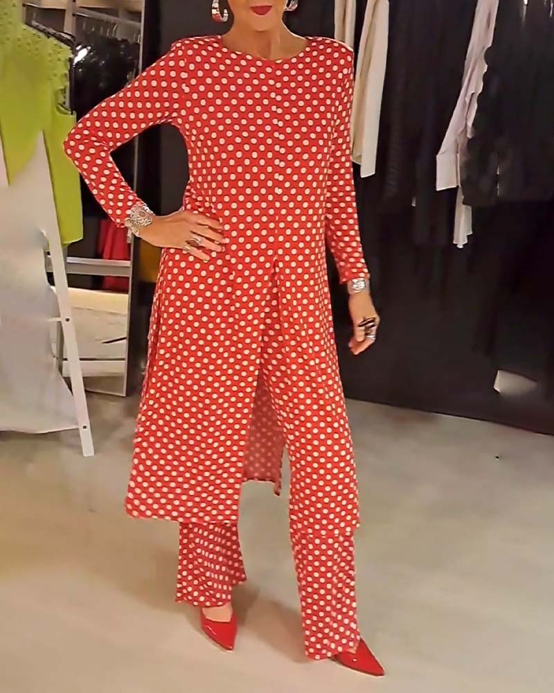 Elegant suit with slit and polka dot pattern