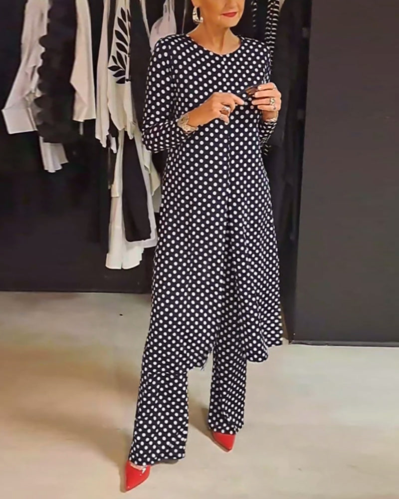 Elegant suit with slit and polka dot pattern
